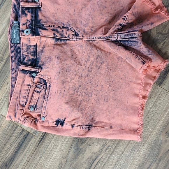 Torrid acid washed coral/orange jean shorts. Women's shorts. Size 18 - Picture 2 of 6
